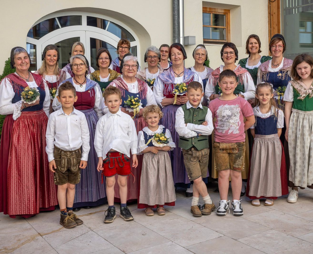 Bild enthält, Skirt, People, Person, Portrait, Potted Plant, Boy, Child, Male, Dress, Shorts