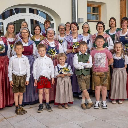 Bild enthält, Skirt, People, Person, Portrait, Potted Plant, Boy, Child, Male, Dress, Shorts