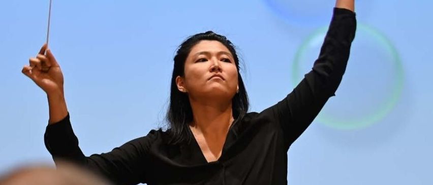 Bild enthält, Adult, Female, Person, Woman, Head, Face, Happy, Baton, Stick