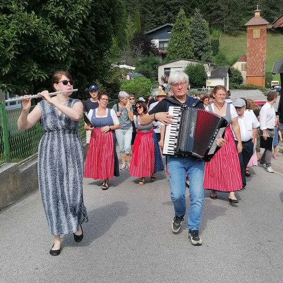 Prigglitz prickelt, "Duo Wind" begleitet unseren Chor und unsere Gäste in die Kirche 