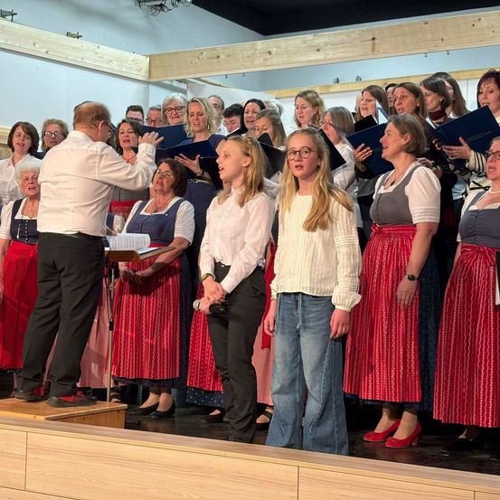Zwei junge Solistinen aus dem Chor "MüniXang" 