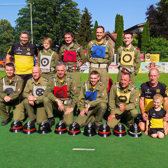 Bild enthält, People, Person, Grass, Team, Adult, Male, Man, Groupshot, Field, Face