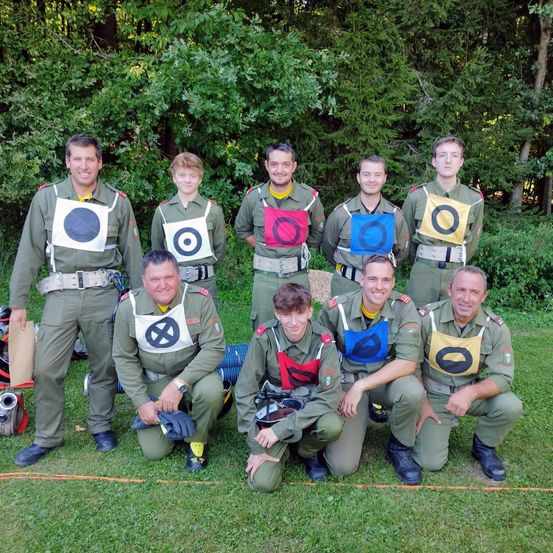 Bild enthält, Grass, People, Person, Park, Vegetation, Pants, Lawn, Portrait, Adult, Man