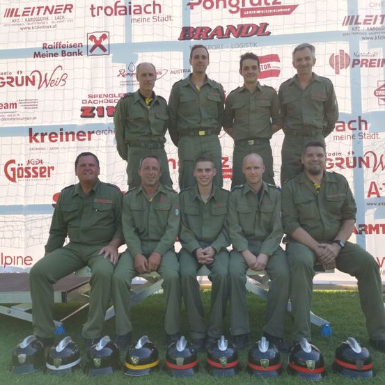 Bild enthält, People, Person, Adult, Male, Man, Team, Coat, Groupshot, Helmet, Face