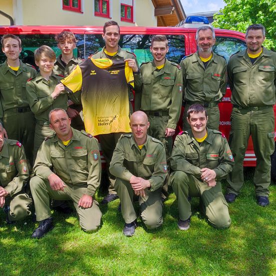 Bild enthält, People, Person, Adult, Male, Man, Car, Wheel, Groupshot, Face, Shoe