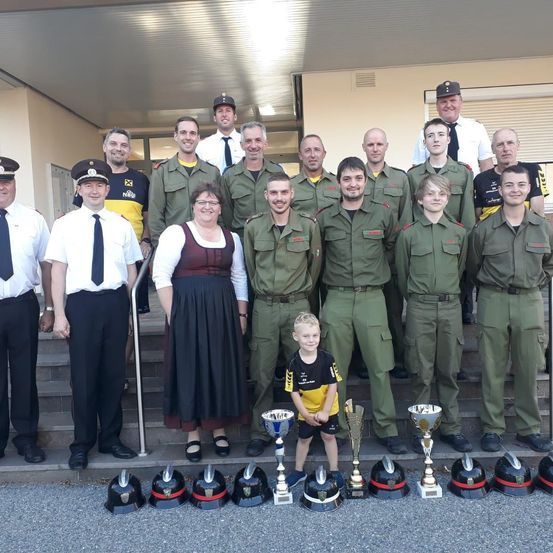 Bild enthält, People, Person, Pants, Shoe, Adult, Male, Man, Tie, Girl, Teen