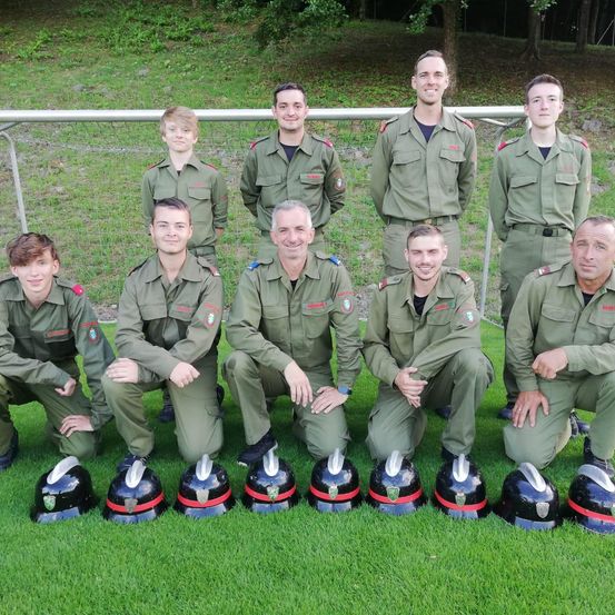 Bild enthält, Grass, People, Person, Lawn, Helmet, Adult, Male, Man, Team, Pants