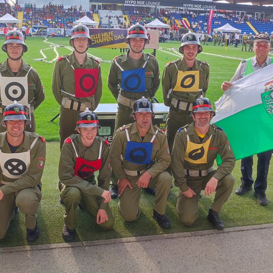 Bild enthält, People, Person, Boy, Child, Male, Adult, Man, Helmet, Shoe, Face