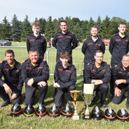 Bild enthält, People, Person, Team, Groupshot, Adult, Male, Man, Grass, Helmet, Child