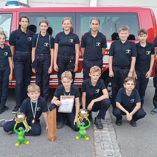 Bild enthält, People, Person, Adult, Male, Man, Wheel, Shoe, Car, Vehicle, Groupshot