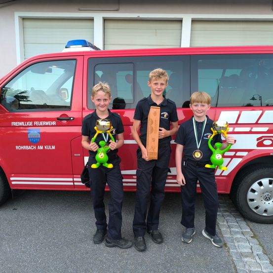 Bild enthält, Boy, Male, Person, Teen, Car, Vehicle, Wheel, People, Jeans, Shoe