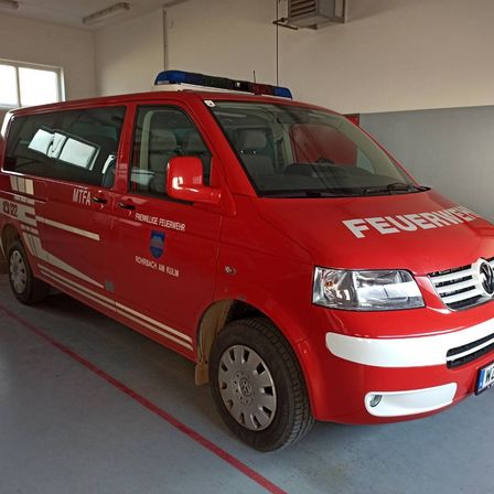 Bild enthält, Moving Van, Transportation, Van, Vehicle, Chair, Furniture, License Plate, Fire Truck, Machine, Wheel