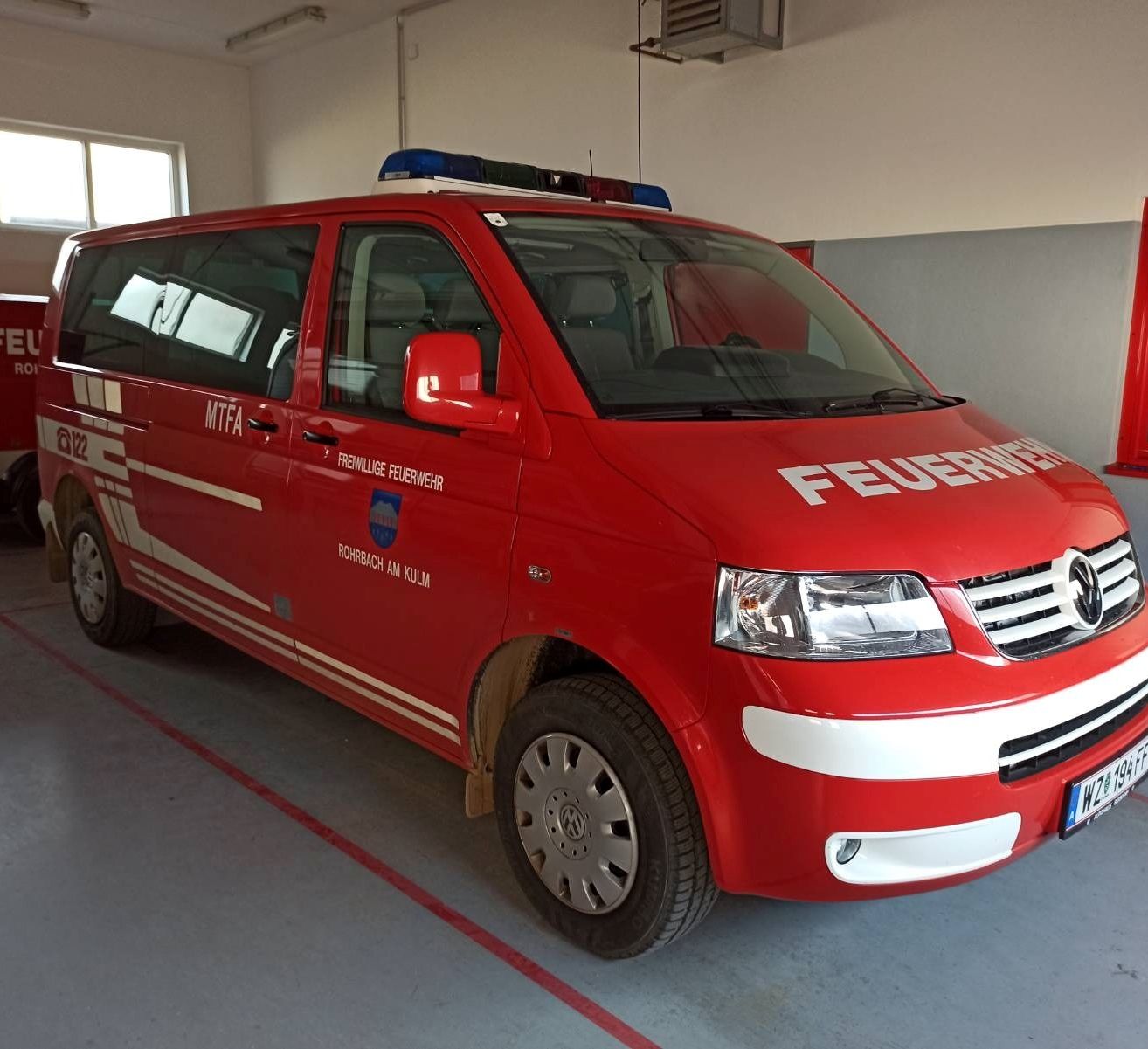 Bild enthält, Moving Van, Transportation, Van, Vehicle, Chair, Furniture, License Plate, Fire Truck, Machine, Wheel