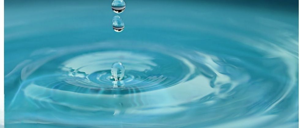 Bild enthält, Advertisement, Poster, Water, Outdoors, Nature, Droplet, Ripple