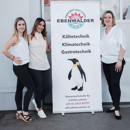 Bild enthält, Advertisement, Adult, Female, Person, Woman, Penguin, Pants, Wristwatch, Necklace, Groupshot