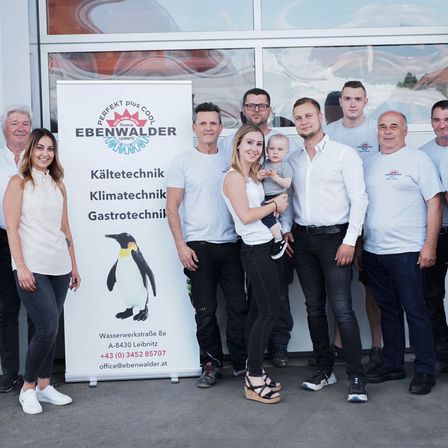 Bild enthält, Groupshot, Person, Pants, People, Penguin, Adult, Female, Woman, Male, Man