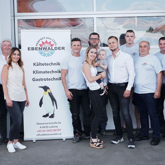 Bild enthält, Groupshot, Person, Pants, People, Penguin, Adult, Female, Woman, Male, Man