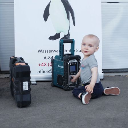 Bild enthält, Animal, Bird, Penguin, Person, Photography, Portrait, Baby, Pants, Shelter, Baggage