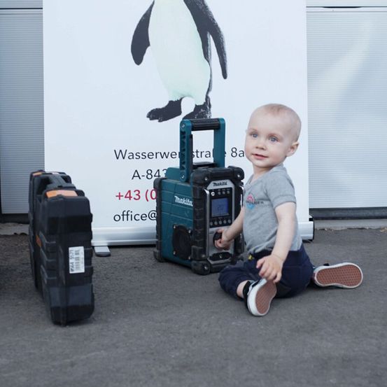Bild enthält, Animal, Bird, Penguin, Person, Photography, Portrait, Baby, Pants, Shelter, Baggage