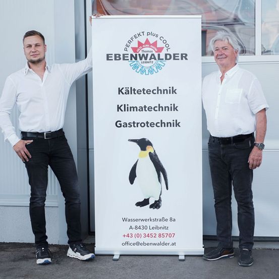 Bild enthält, Advertisement, Animal, Penguin, Pants, Adult, Male, Man, Person, Belt, Face