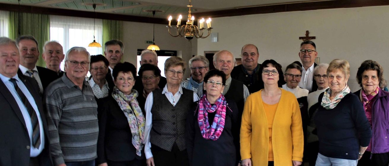 Bild enthält, People, Person, Pants, Coat, Jacket, Blazer, Glasses, Adult, Male, Man