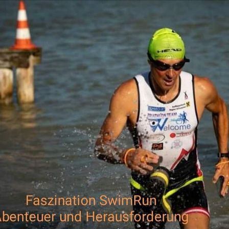 Bild enthält, Person, Swimming, Water, Hat, Cap, Adult, Male, Man, Bathing Cap, Face