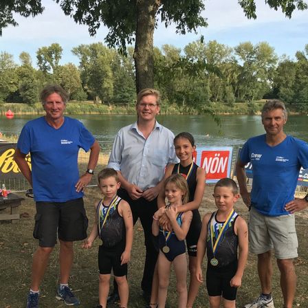 Bild enthält, Grass, Park, Vegetation, T-Shirt, Shorts, Summer, Tree, Portrait, People, Scenery