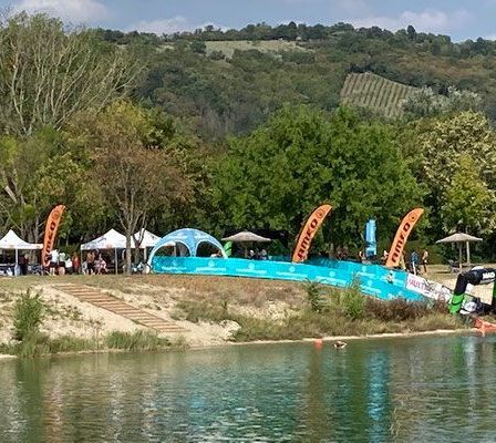 Bild enthält, Nature, Outdoors, Scenery, Grass, Park, Adult, Male, Man, Person, Water