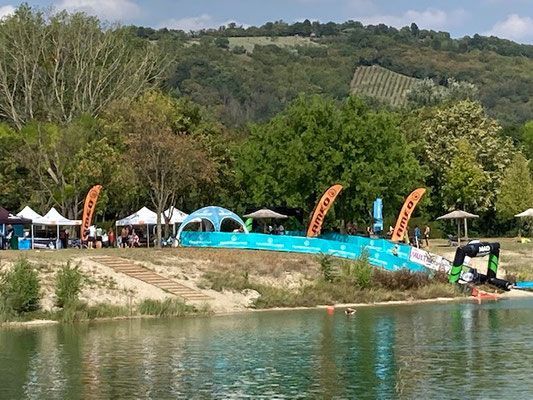 Bild enthält, Nature, Outdoors, Scenery, Grass, Park, Adult, Male, Man, Person, Water