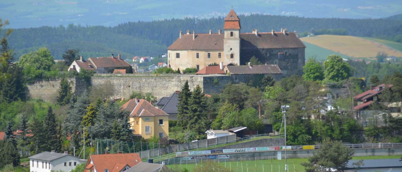 Bild enthält, Outdoors, Nature, Building, Countryside, Tree, Rural, Housing, Village, Fir, Roof