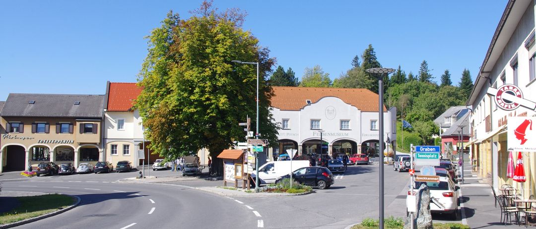 Bild enthält, Road, Intersection, Neighborhood, Tarmac, City, Street, Urban, Freeway, Car, Suburb