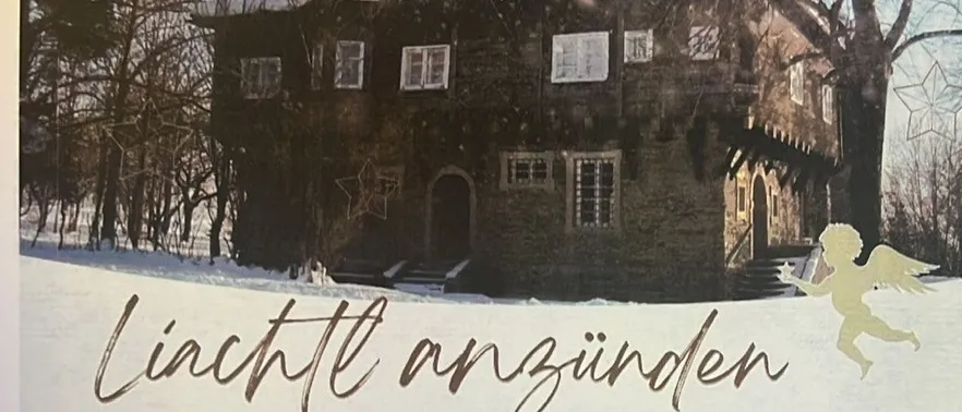 Plakat für Weihnachtsveranstaltungen in Bernstein mit einem verschneiten Haus, einem Engel und einem Stern. Veranstaltungen umfassen das Anzünden der ersten Kerze am 30. November, einen Weihnachtsmarkt am 7. und 8. Dezember, Krampuslauf am 13. Dezember und das Anzünden der dritten Kerze am 14. Dezember.