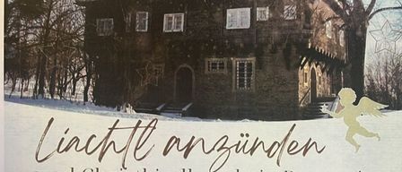 Ein Plakat, das Weihnachtsveranstaltungen in Bernstein ankündigt. Es zeigt ein verschneitetes Bild eines Hauses mit einer Engelsfigur und Textdetails zu Veranstaltungen wie dem Anzünden der ersten Kerze und einem Weihnachtsmarkt.