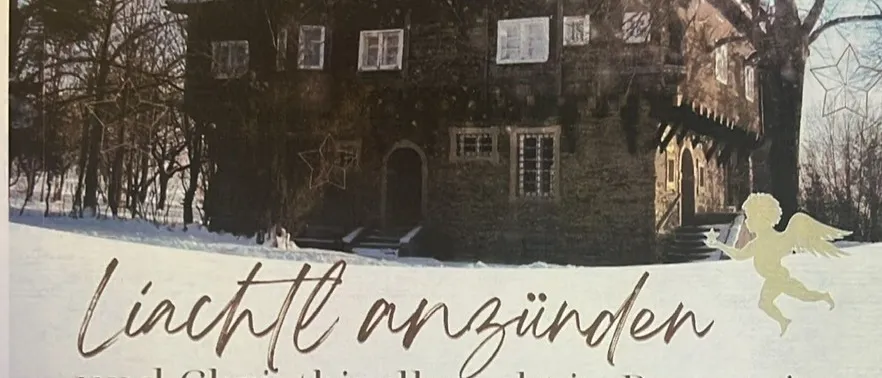 Ein Plakat, das Weihnachtsveranstaltungen in Bernstein ankündigt. Es zeigt ein verschneitetes Bild eines Hauses mit einer Engelsfigur und Textdetails zu Veranstaltungen wie dem Anzünden der ersten Kerze und einem Weihnachtsmarkt.