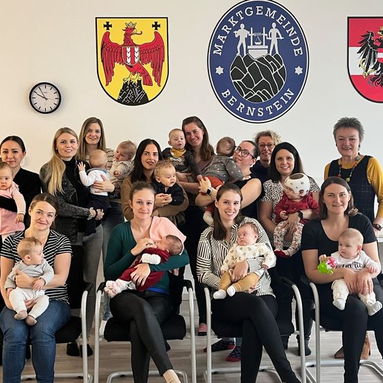 Bild enthält, People, Person, Adult, Female, Woman, Male, Man, Jeans, Suit, Baby