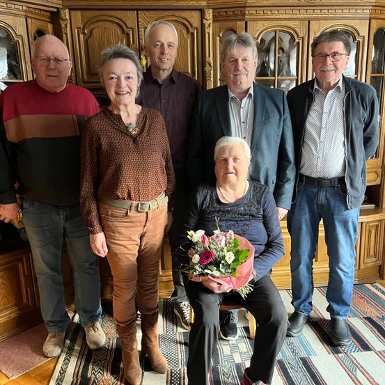 Bild enthält, Flower, Flower Arrangement, Flower Bouquet, Pants, People, Person, Adult, Male, Man, Groupshot