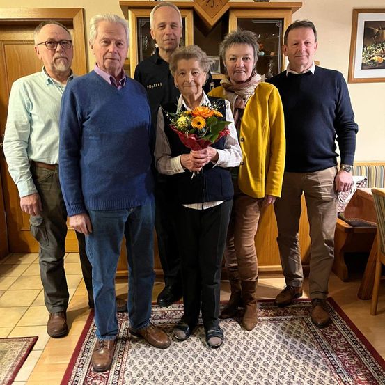 Bild enthält, People, Person, Flower Arrangement, Flower Bouquet, Adult, Male, Man, Pants, Groupshot, Coat