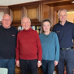 Bild enthält, Groupshot, Person, Adult, Female, Woman, Pants, Male, Man, Jeans, People