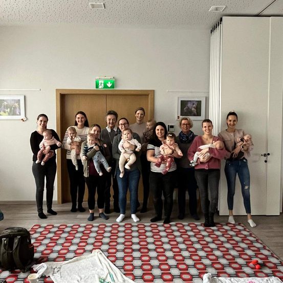 Bild enthält, People, Person, Groupshot, Baby, Clothing, Pants