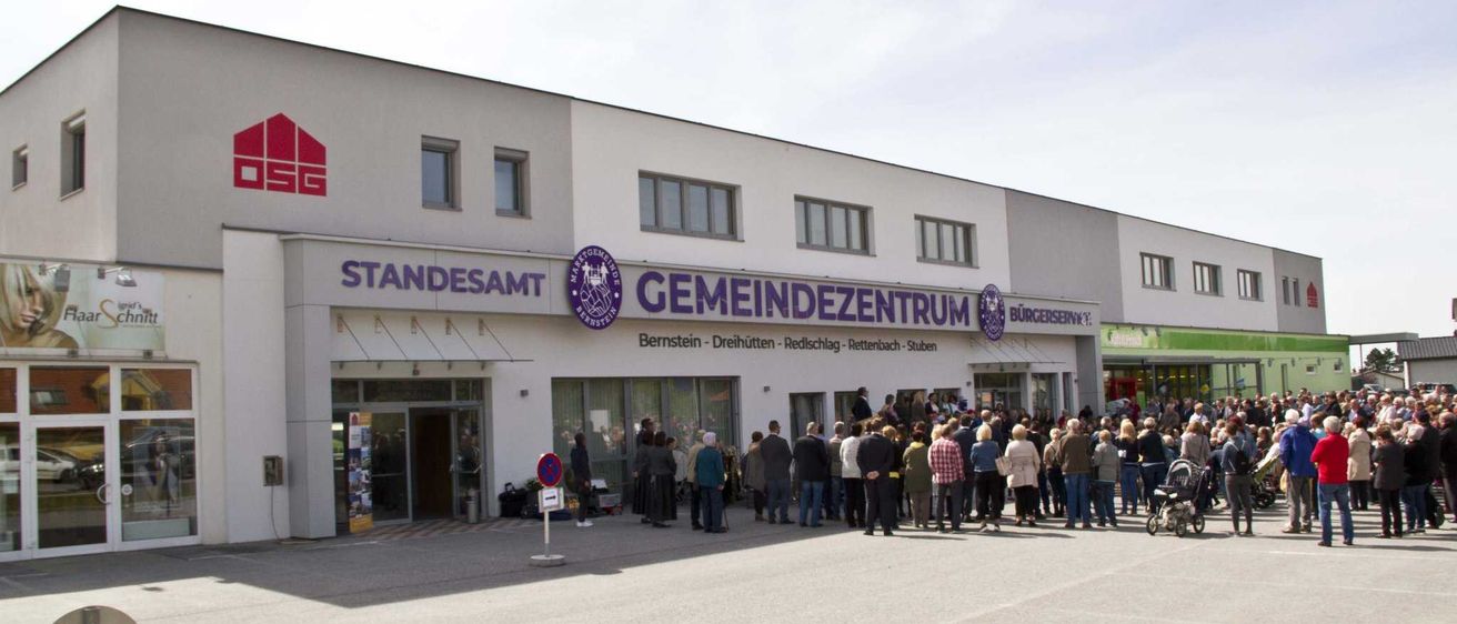 Bild enthält, Building, Person, College, Airport, People, Factory