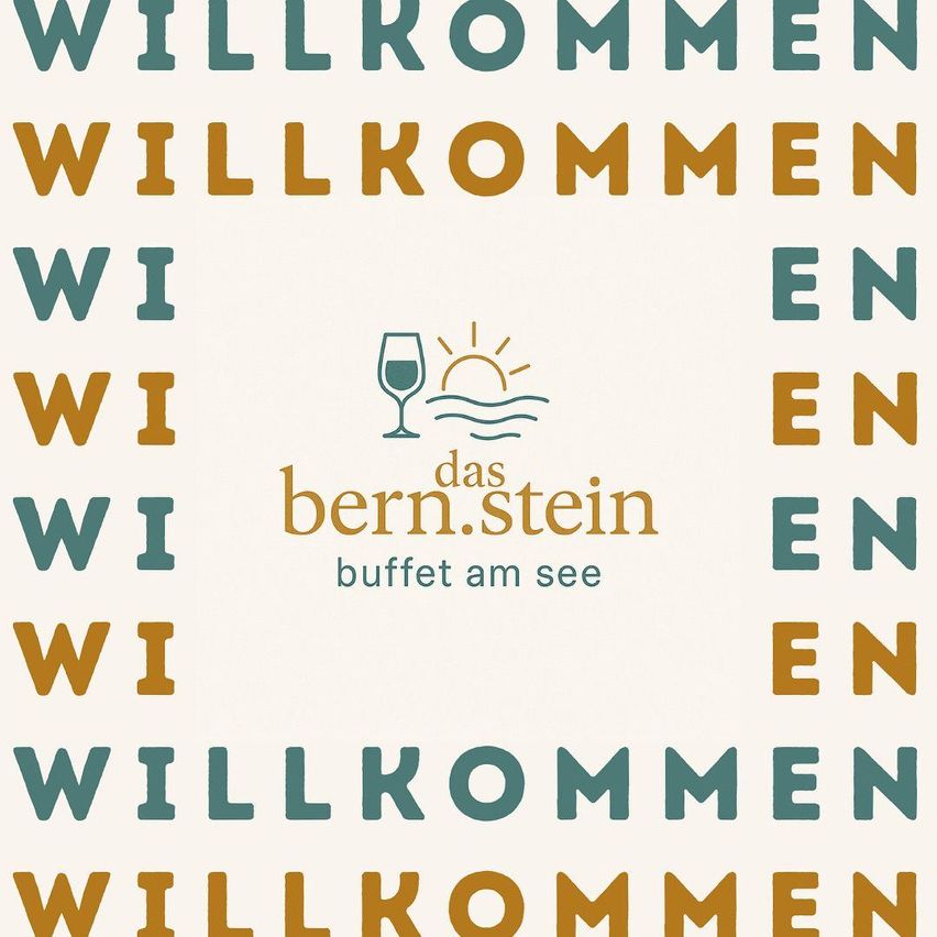 Willkommensschild für ein Buffet-Restaurant mit einem Weinglas und Sonnensymbol, der Text lautet 'Willkommen' und 'Das Bernstein Buffet am See'.