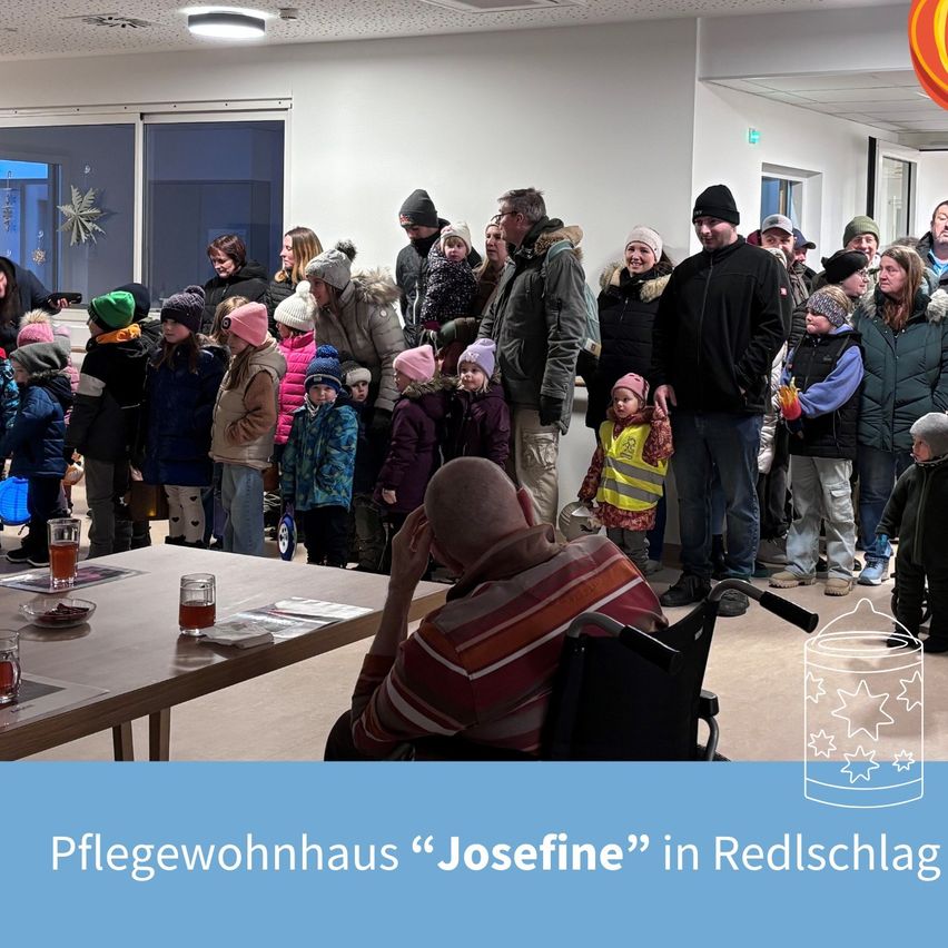 Eine Gruppe von Menschen, einschließlich Kindern, steht in einem Raum. Ein erwachsener Mann sitzt in einem Rollstuhl und schaut von der Menge weg. Tische mit Getränken stehen vor ihm. Das Bild hat einen Wasserzeichen mit Text.