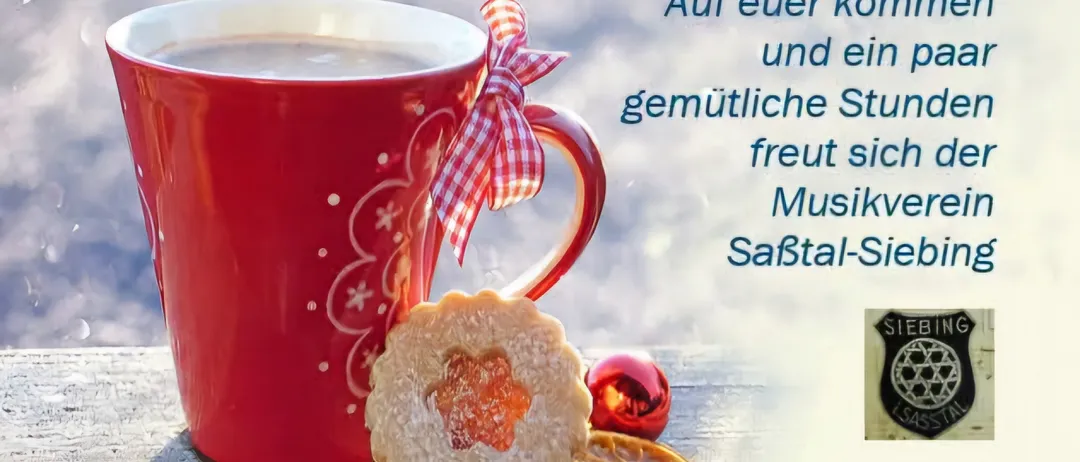 Eine rote Kaffeetasse mit einer Schleife auf einem Tisch mit Keksen und einem roten Ball. Ein Zitat in Deutsch.