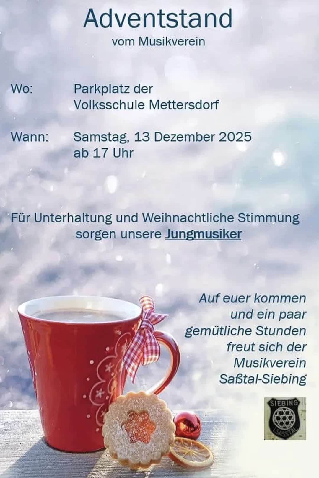 Ein Plakat bewirbt eine Veranstaltung am 13. Dezember 2025 auf dem Parkplatz der Volksschule Mettersdorf, beginnend um 17 Uhr. Junge Musiker sorgen für Unterhaltung und weihnachtliche Stimmung. Eine rote Tasse mit einem festlichen Band liegt auf einer verschneiten Oberfläche.