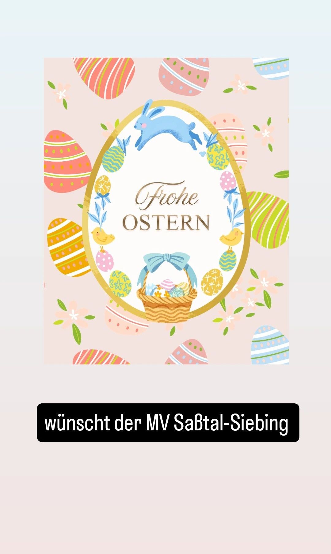 Eine bunte Osterkarte mit einem Korb voller Eier und einem blauen Hasen. Es steht 'Frohe Ostern' und ist mit Blumen und Küken verziert. Unterzeichnet von MV SaBtal-Siebing.