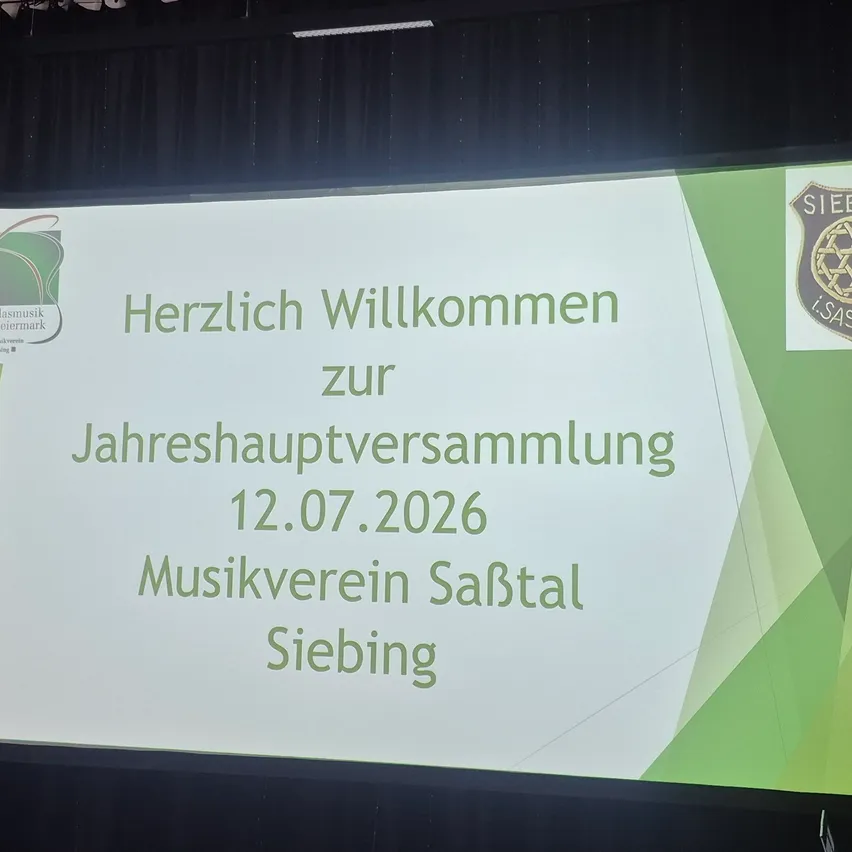 Eine Präsentationsfolie auf einer Projektionsleinwand heißt die Teilnehmer zur Jahreshauptversammlung des Musikvereins Sabtal am 12.07.2026 willkommen.