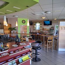 Bild enthält, Indoors, Computer Hardware, Electronics, Hardware, Monitor, Screen, Beauty Salon, Lamp