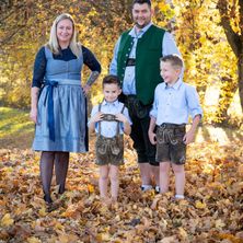 Bild enthält, Person, Photography, Portrait, Leaf, Pants, Tree, Shorts, Vegetation, Skirt, Walking