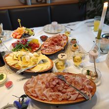 Bild enthält, Brunch, Food, Meal, Cafeteria, Indoors, Restaurant, Candle, Buffet, Food Presentation, Dish