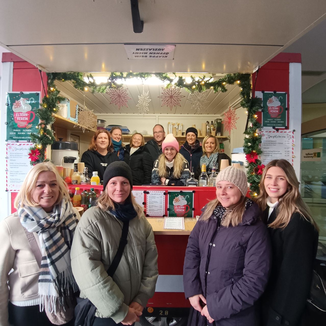 Bild enthält, People, Person, Adult, Female, Woman, Photography, Portrait, Coat, Restaurant, Jacket
